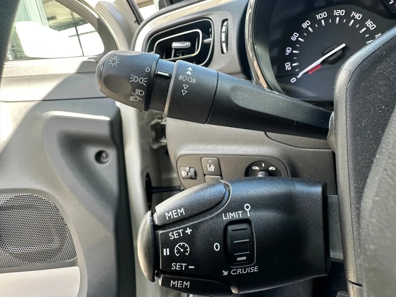 Photo de la voiture CITROEN C3 PureTech 83 S&S BVM5 YOU!