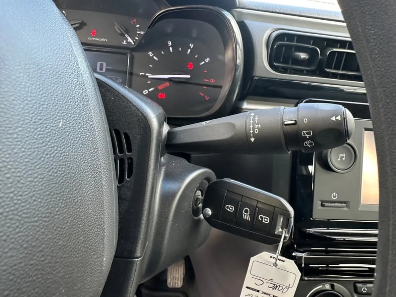 Photo de la voiture CITROEN C3 PureTech 83 S&S BVM5 YOU!