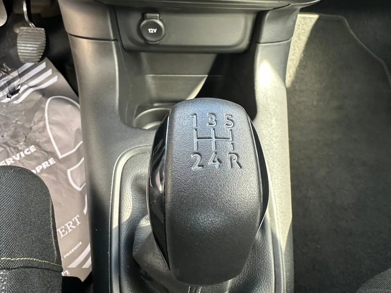 Photo de la voiture CITROEN C3 PureTech 83 S&S BVM5 YOU!
