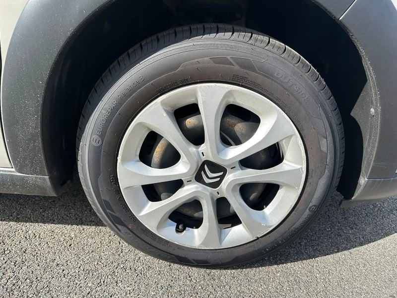 Photo de la voiture CITROEN C3 PureTech 83 S&S BVM5 YOU!