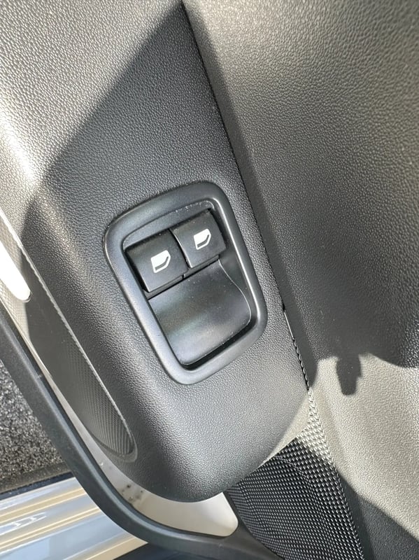 Photo de la voiture CITROEN C3 PureTech 83 S&S BVM5 YOU!