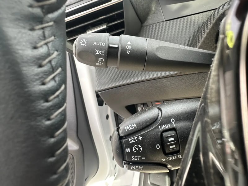 Photo de la voiture PEUGEOT 208 PureTech 75 S&S BVM5 Active Pack