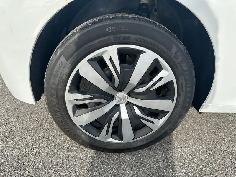 Photo de la voiture PEUGEOT 208 PureTech 75 S&S BVM5 Active Pack