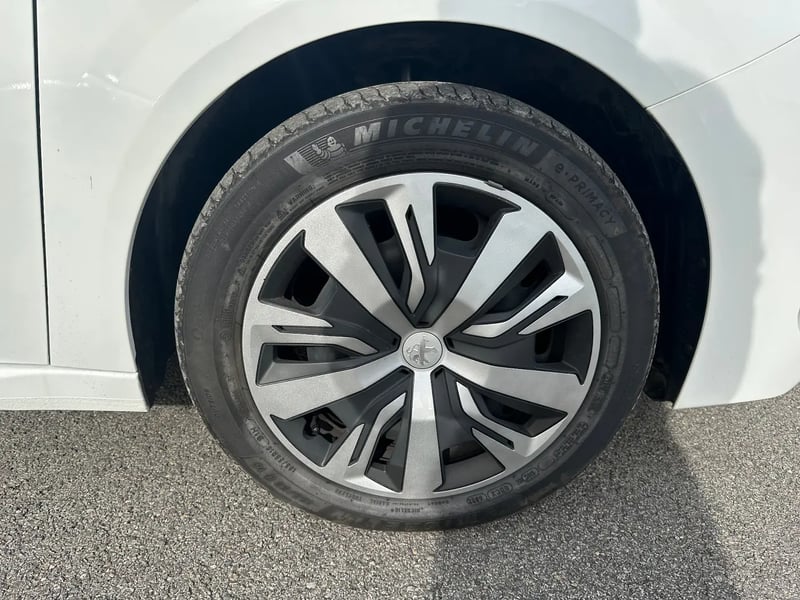 Photo de la voiture PEUGEOT 208 PureTech 75 S&S BVM5 Active Pack