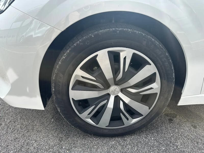 Photo de la voiture PEUGEOT 208 PureTech 75 S&S BVM5 Active Pack