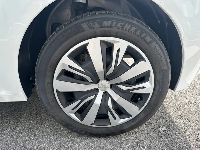 Photo de la voiture PEUGEOT 208 PureTech 75 S&S BVM5 Active Pack