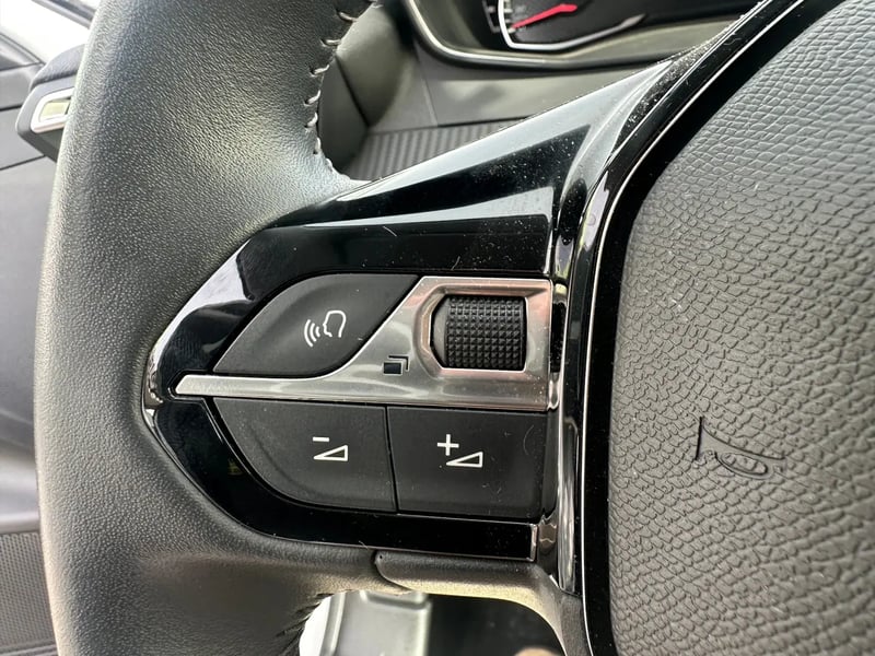 Photo de la voiture PEUGEOT 208 PureTech 75 S&S BVM5 Active Pack