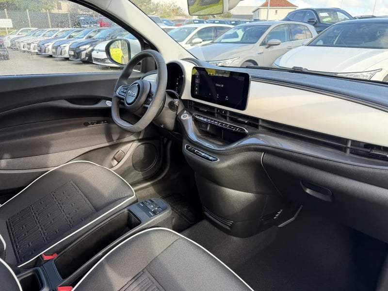Photo de la voiture FIAT 500e BERLINE 500 e 118 ch Nouvelle 500
