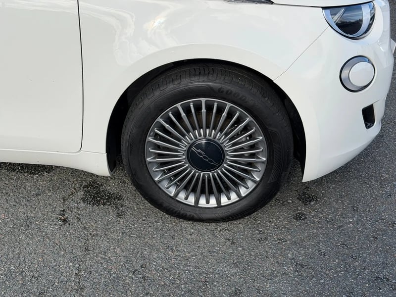 Photo de la voiture FIAT 500e BERLINE 500 e 118 ch Nouvelle 500