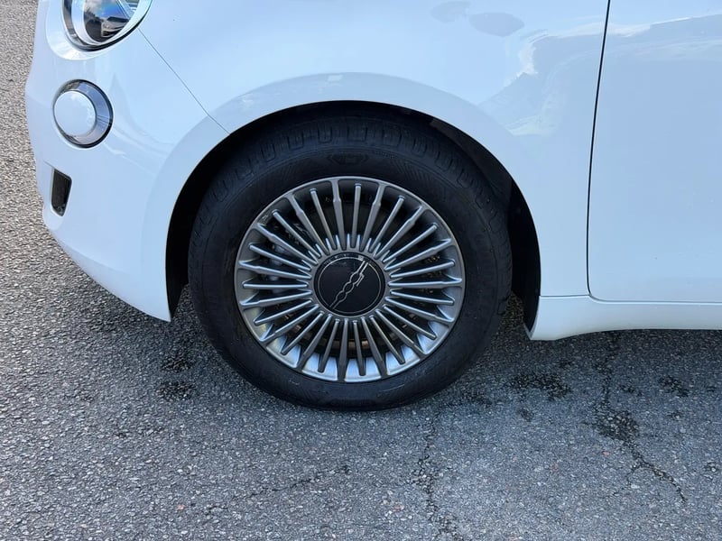 Photo de la voiture FIAT 500e BERLINE 500 e 118 ch Nouvelle 500