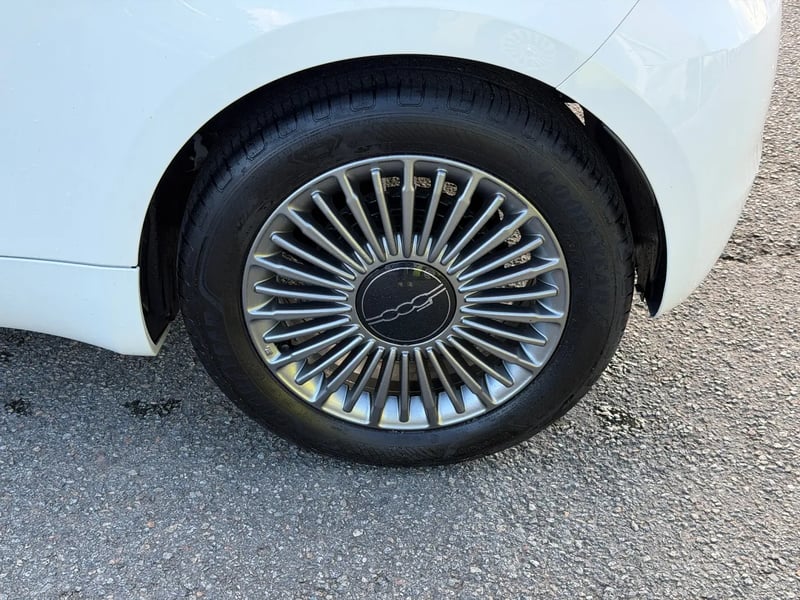 Photo de la voiture FIAT 500e BERLINE 500 e 118 ch Nouvelle 500