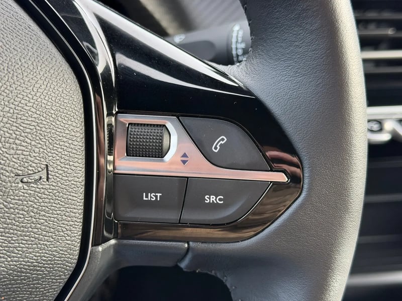 Photo de la voiture PEUGEOT 2008 Hybrid 145 ch e-DCS6 Allure