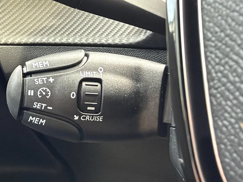 Photo de la voiture PEUGEOT 2008 Hybrid 145 ch e-DCS6 Allure