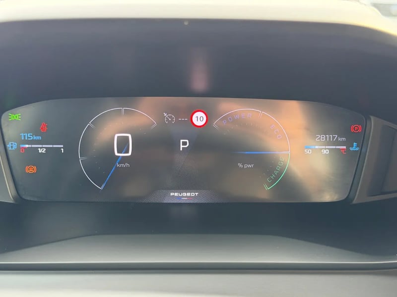 Photo de la voiture PEUGEOT 2008 Hybrid 145 ch e-DCS6 Allure