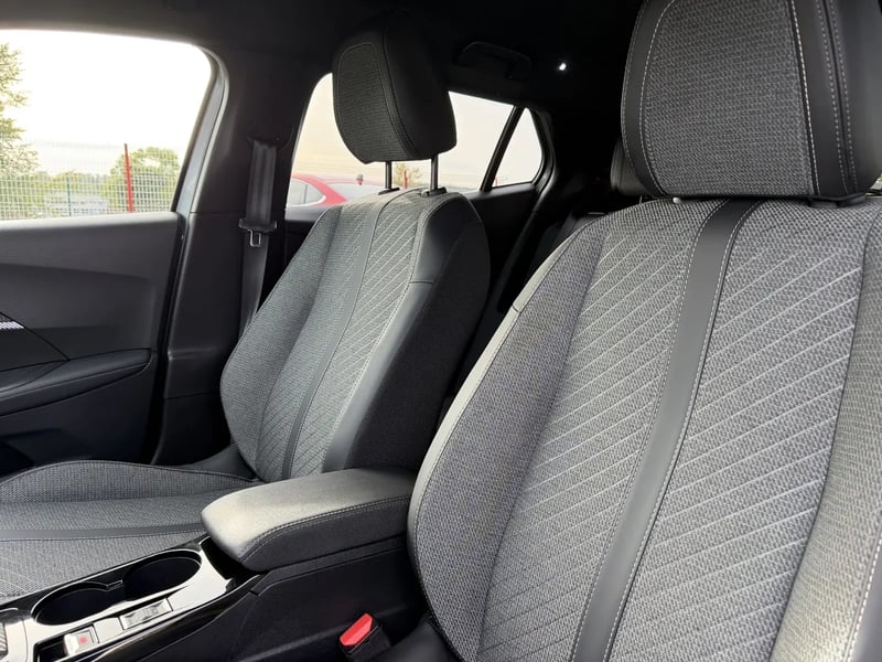 Photo de la voiture PEUGEOT 2008 Hybrid 145 ch e-DCS6 Allure