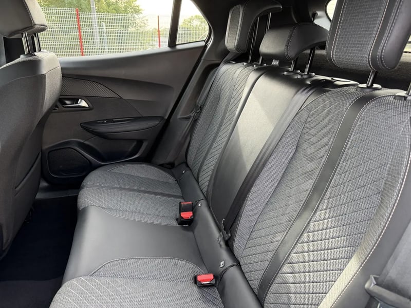 Photo de la voiture PEUGEOT 2008 Hybrid 145 ch e-DCS6 Allure