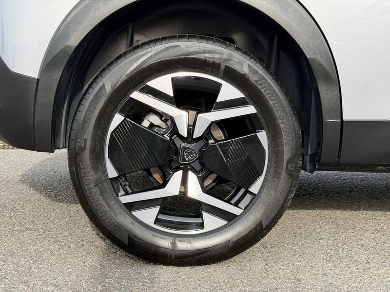 Photo de la voiture PEUGEOT 2008 Hybrid 145 ch e-DCS6 Allure