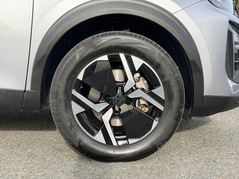Photo de la voiture PEUGEOT 2008 Hybrid 145 ch e-DCS6 Allure