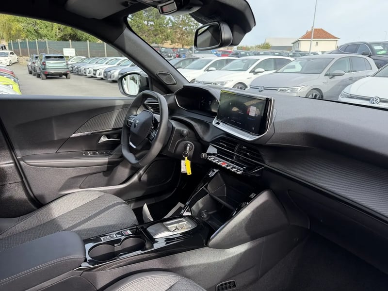 Photo de la voiture PEUGEOT 2008 Hybrid 145 ch e-DCS6 Allure