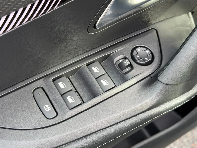 Photo de la voiture PEUGEOT 2008 Hybrid 145 ch e-DCS6 Allure