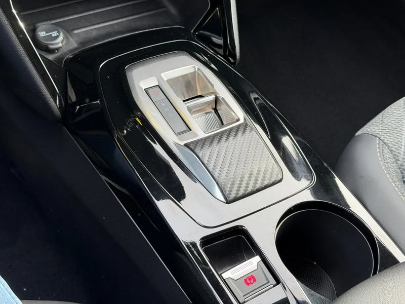 Photo de la voiture PEUGEOT 2008 Hybrid 145 ch e-DCS6 Allure