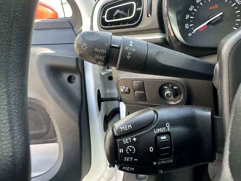 Photo de la voiture CITROEN C3 PureTech 83 S&S BVM5 Shine