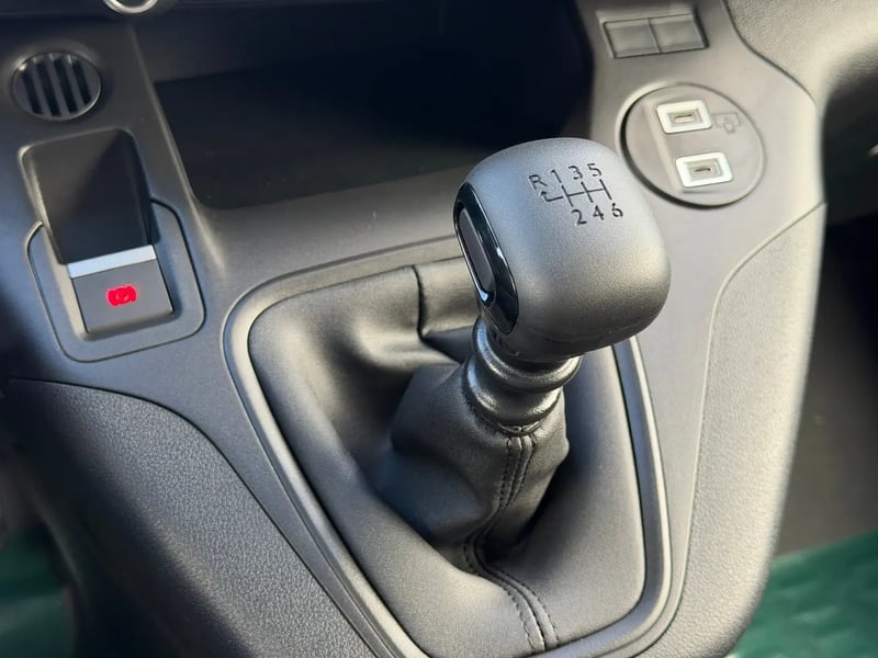 Photo de la voiture PEUGEOT PARTNER FOURGON FGN DIESEL 100 CH M MANUELLE