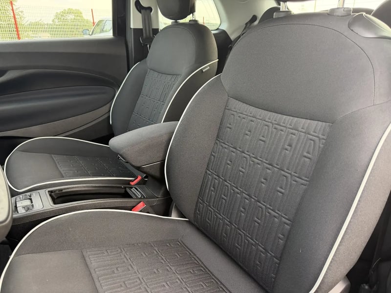 Photo de la voiture FIAT 500e CABRIOLET 500C e 118 ch Nouvelle 500