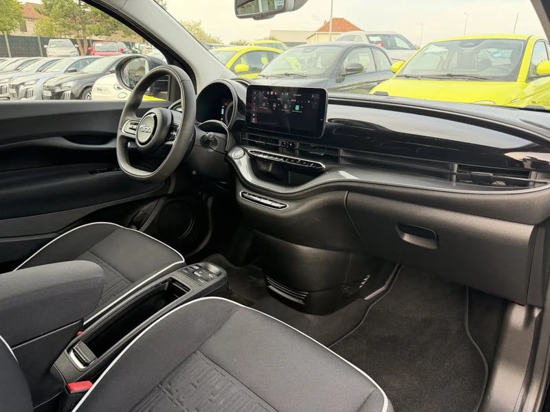 Photo de la voiture FIAT 500e CABRIOLET 500C e 118 ch Nouvelle 500