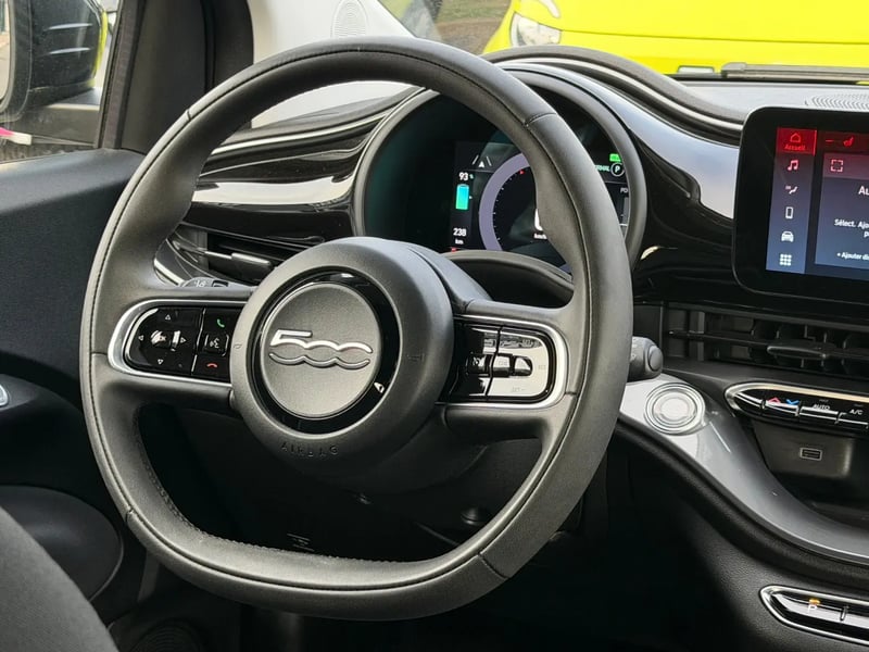 Photo de la voiture FIAT 500e CABRIOLET 500C e 118 ch Nouvelle 500