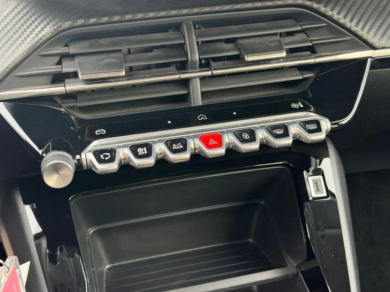 Photo de la voiture PEUGEOT 208 Hybrid 100 e-DCS6 Style