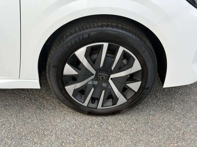 Photo de la voiture PEUGEOT 208 Hybrid 100 e-DCS6 Style
