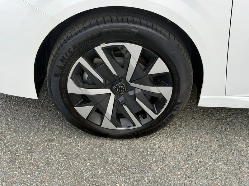 Photo de la voiture PEUGEOT 208 Hybrid 100 e-DCS6 Style