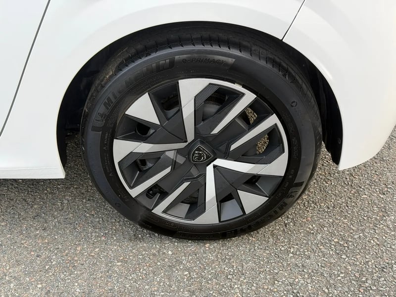 Photo de la voiture PEUGEOT 208 Hybrid 100 e-DCS6 Style