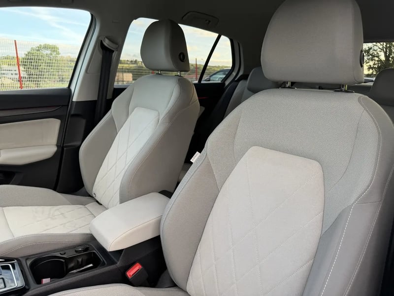 Photo de la voiture VOLKSWAGEN GOLF 1.5 eTSI OPF 150 DSG7 Style