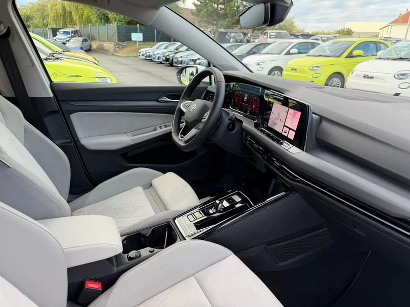 Photo de la voiture VOLKSWAGEN GOLF 1.5 eTSI OPF 150 DSG7 Style