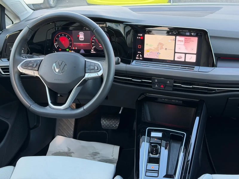 Photo de la voiture VOLKSWAGEN GOLF 1.5 eTSI OPF 150 DSG7 Style