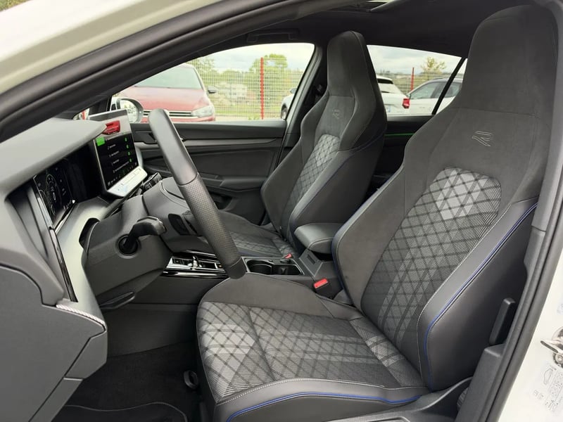 Photo de la voiture VOLKSWAGEN GOLF 1.5 eTSI EVO2 150 DSG7 R-Line Edition