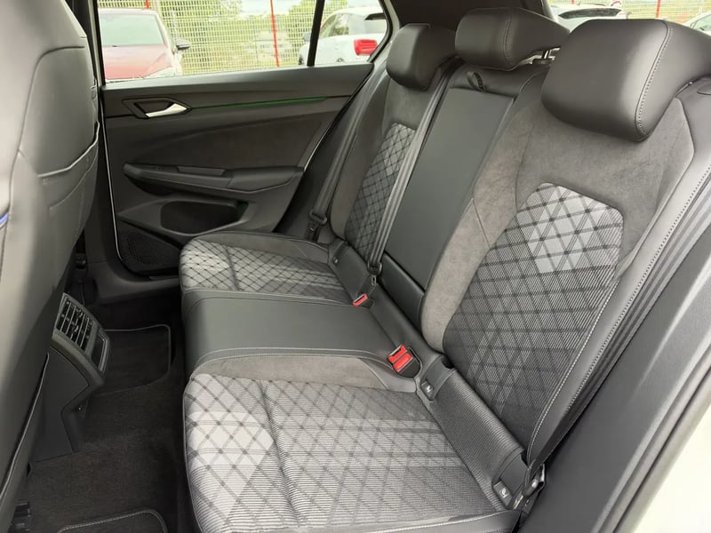 Photo de la voiture VOLKSWAGEN GOLF 1.5 eTSI EVO2 150 DSG7 R-Line Edition