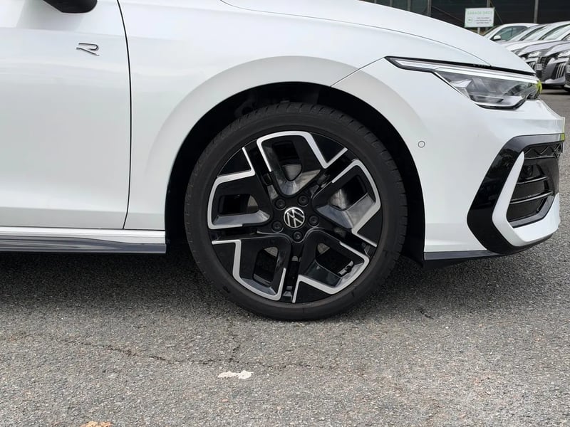 Photo de la voiture VOLKSWAGEN GOLF 1.5 eTSI EVO2 150 DSG7 R-Line Edition