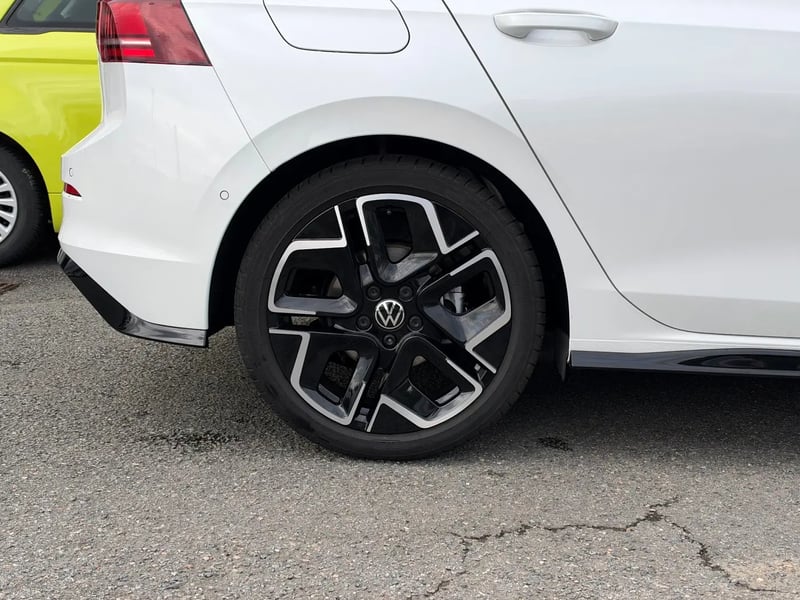 Photo de la voiture VOLKSWAGEN GOLF 1.5 eTSI EVO2 150 DSG7 R-Line Edition