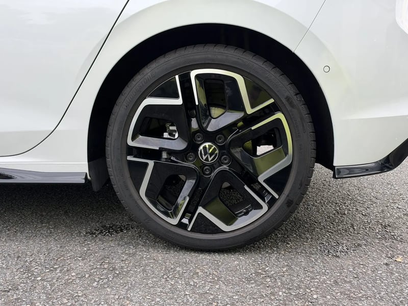Photo de la voiture VOLKSWAGEN GOLF 1.5 eTSI EVO2 150 DSG7 R-Line Edition