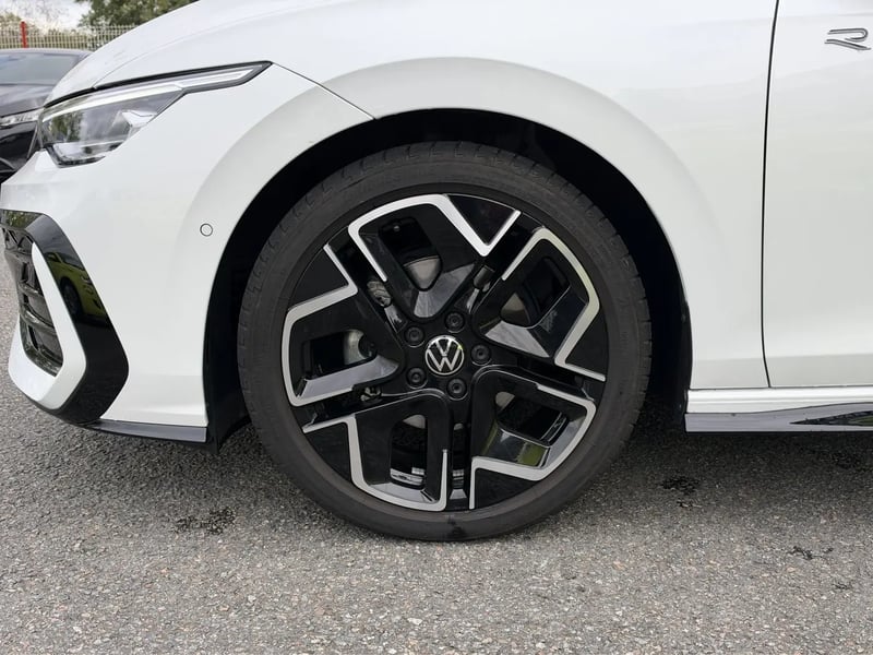 Photo de la voiture VOLKSWAGEN GOLF 1.5 eTSI EVO2 150 DSG7 R-Line Edition