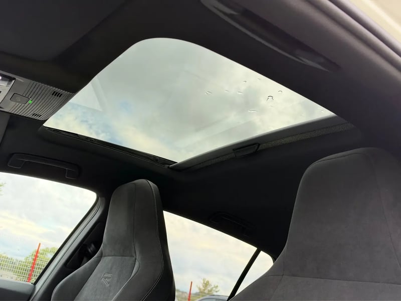 Photo de la voiture VOLKSWAGEN GOLF 1.5 eTSI EVO2 150 DSG7 R-Line Edition