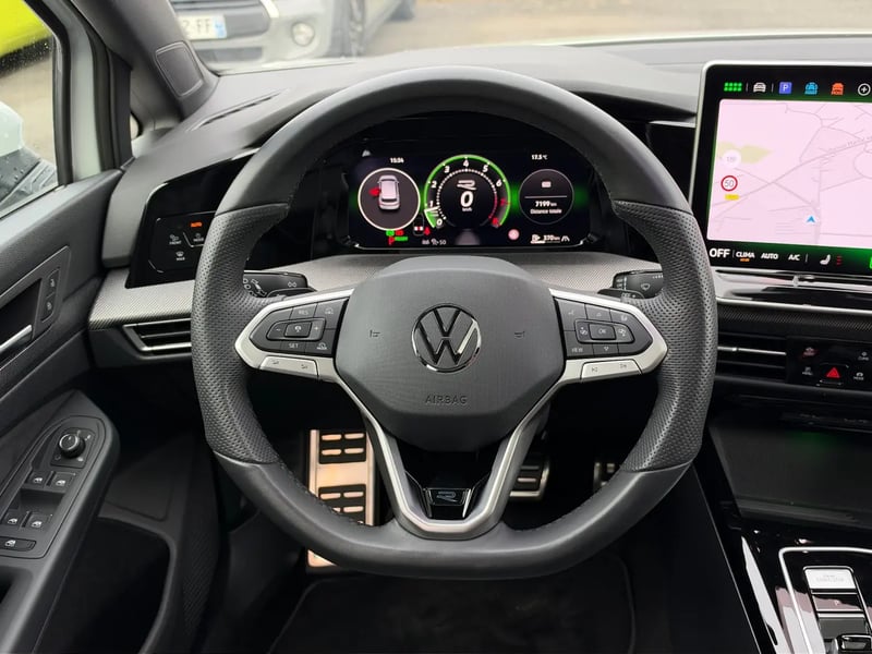 Photo de la voiture VOLKSWAGEN GOLF 1.5 eTSI EVO2 150 DSG7 R-Line Edition