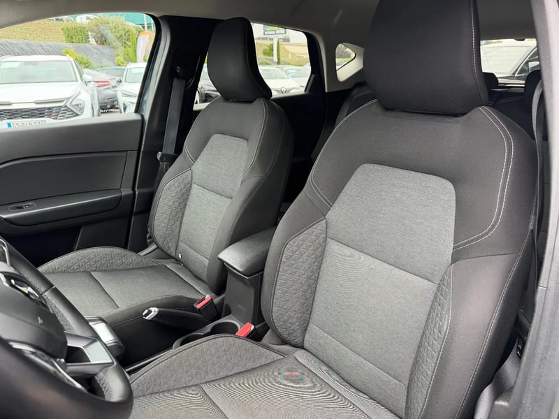 Photo de la voiture RENAULT CAPTUR E-Tech 145 - 21 Business