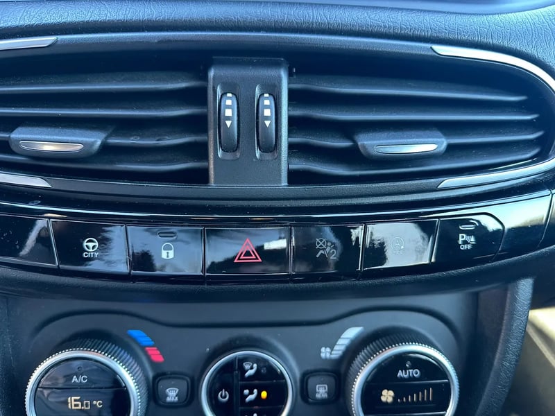 Photo de la voiture FIAT TIPO 5 PORTES MY21 1.6 Multijet 130 ch S&S Sport