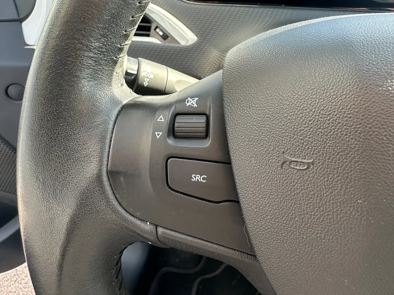 Photo de la voiture PEUGEOT 2008 1.2 PureTech 82ch BVM5 Style