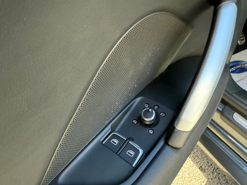 Photo de la voiture AUDI TT COUPE 1.8 TFSI 180 S line