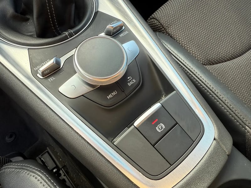 Photo de la voiture AUDI TT COUPE 1.8 TFSI 180 S line
